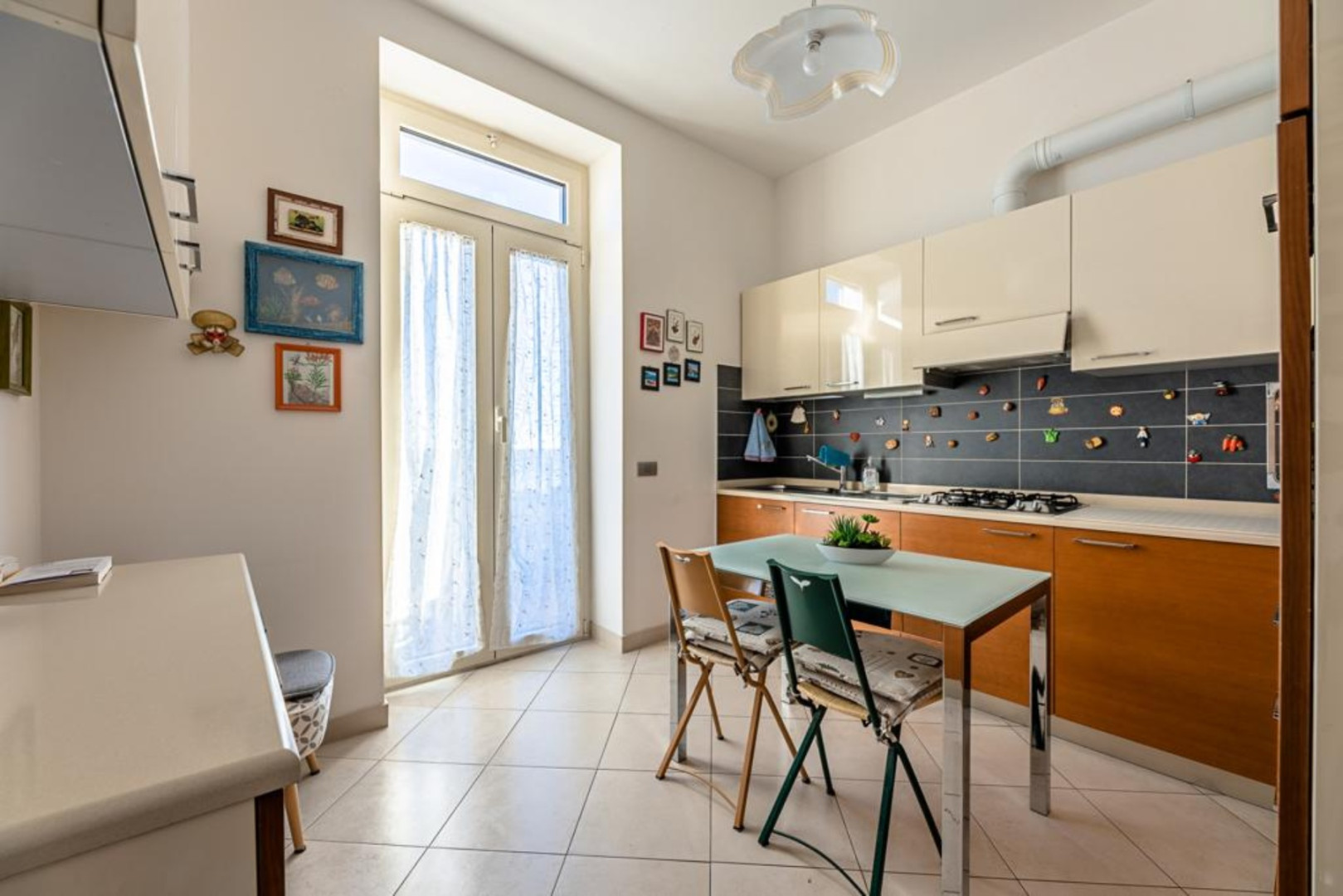 UNA CASA DA RIVISTA, UNA VISTA DA CARTOLINA